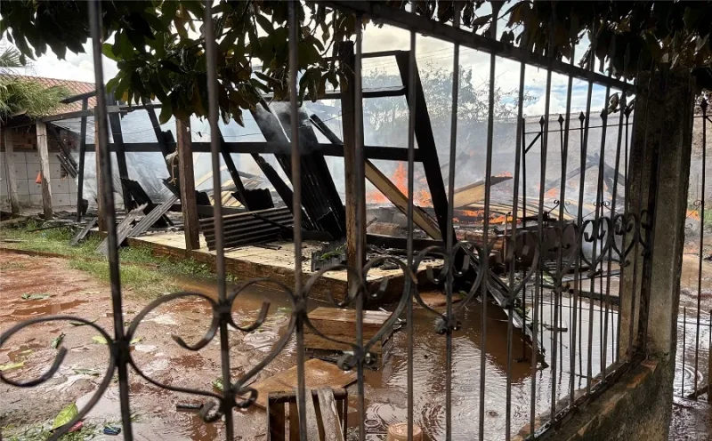 Casa é incendiada em Alvorada do Oeste nesta quinta-feira (27)