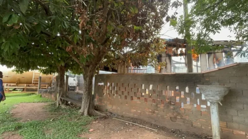 Foto 1 da matéria: Casa é incendiada em Alvorada do Oeste nesta quinta-feira (27)