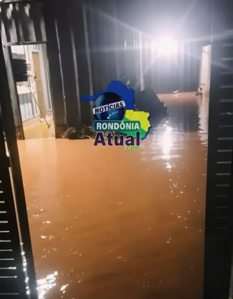 Chuva intensa causa alagamentos e invade casas em Ji-Paraná neste último domingo
