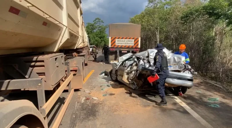 Cinco pessoas sobrevivem após carro ser prensado entre dois caminhões na BR-364, entre Pimenta Bueno e Vilhena