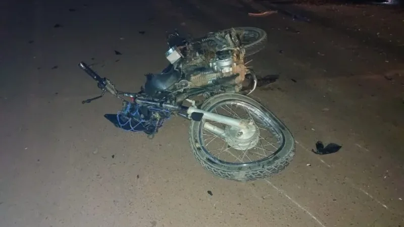Foto 3 da matéria: Motociclista morre após colisão com caminhonete que derrubou poste no bairro Centenário, em Rolim de Moura