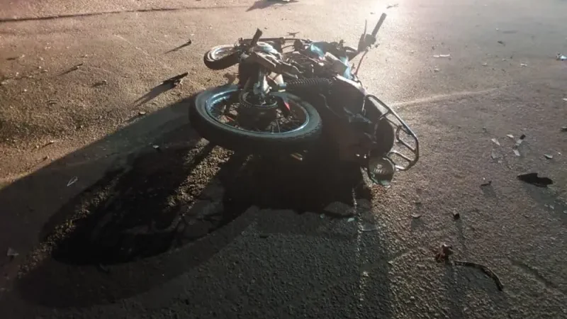 Foto 5 da matéria: Motociclista morre após colisão com caminhonete que derrubou poste no bairro Centenário, em Rolim de Moura