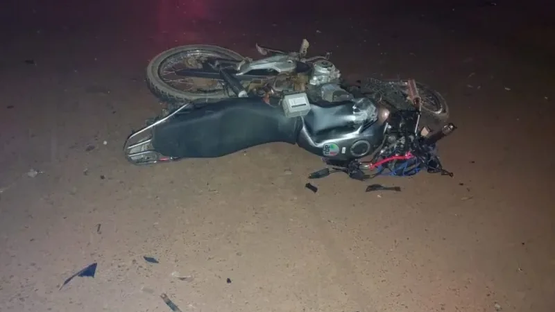 Foto 6 da matéria: Motociclista morre após colisão com caminhonete que derrubou poste no bairro Centenário, em Rolim de Moura