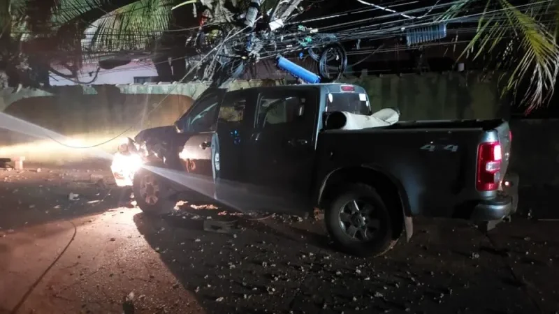 Foto 1 da matéria: Motociclista morre após colisão com caminhonete que derrubou poste no bairro Centenário, em Rolim de Moura