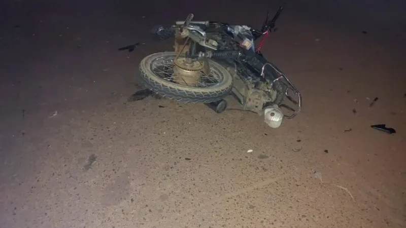 Foto 4 da matéria: Motociclista morre após colisão com caminhonete que derrubou poste no bairro Centenário, em Rolim de Moura