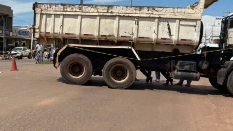 Foto 1 da matéria: Motociclista morre em colisão com caminhão no centro de Alvorada do Oeste