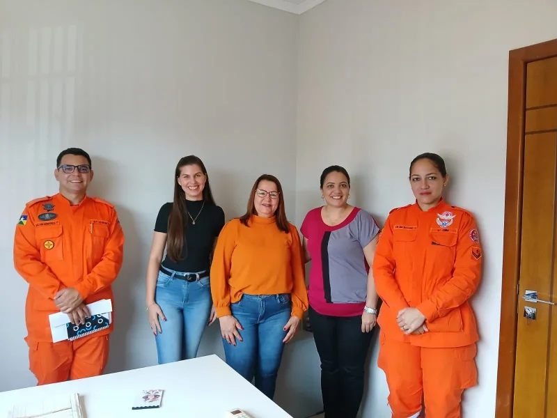 Na manhã desta segunda-feira (10), nas dependências da SEMAS, a secretária municipal de assistência Social, Sandra Miranda dos Santos, as técnicas Fabiula Caetano e Vania Regina da Silva, juntamente com o MAJ BM Halisson Avilla Mendonça e a CB BM Dayane M