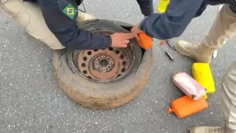 Foto 1 da matéria: Três homens de Rolim de Moura são presos no Espírito Santo com 17 kg de pasta base de cocaína escondidos em dois carros