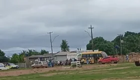 Grave acidente entre motocicleta e ônibus escolar deixa uma vítima fatal em...