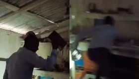 VÍDEO: Pastor invade centro de umbanda e destrói objetos sagrados em São...