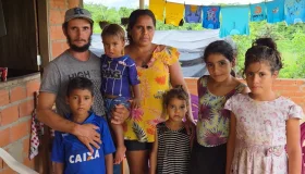 ABSURDO: Família com cinco crianças está há mais de dois anos à luz de...