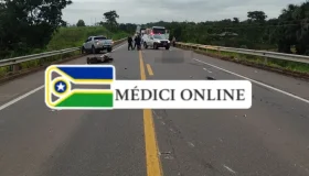 Acidente entre dois carros e moto deixa uma pessoa morta na BR-364 entre...