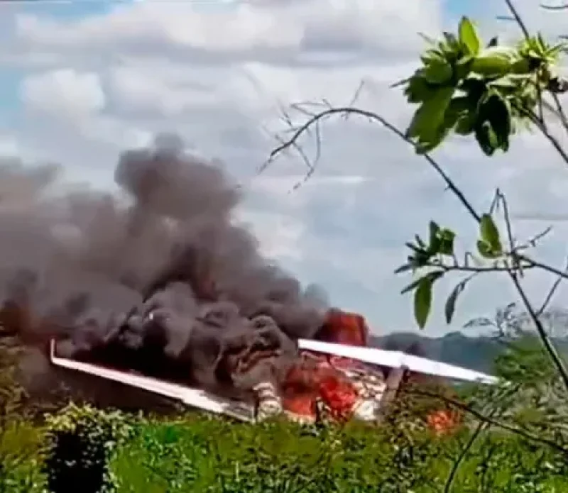Atualização: Deputado Maurício Carvalho e vereador Márcio Pacelle estavam em avião que caiu em Extrema; não houve feridos