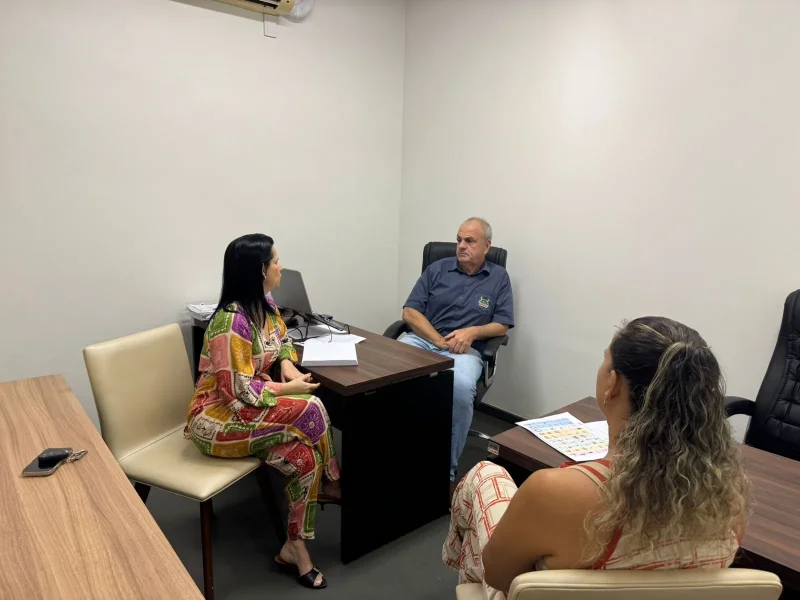 O secretário municipal de Governo, Edson Bavaresco, recepcionou as representantes da Casa da Amizade, Daiane Taliari de Souza e Vânia Regina, além da fonoaudióloga Juliana Gomes, responsável técnica pelo projeto.