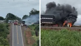 Colisão entre caminhão boiadeiro e caminhão tanque provoca incêndio na...