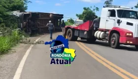 Condutor de caminhão perde controle e tomba na BR-429, próximo a Presidente...