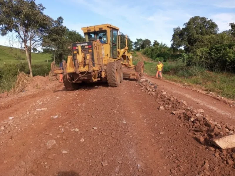 As obras incluem o patrolamento, cascalhamento, elevação de trechos alagadiços e limpeza das margens da rodovia.