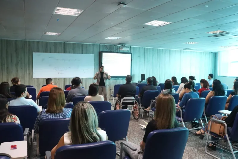 O curso visa fortalecer as habilidades profissionais da comunidade local.