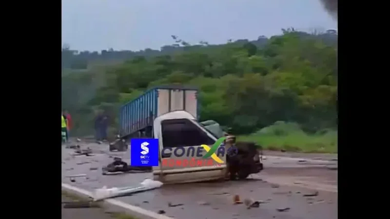 Foto 1 da matéria: Grave acidente na BR-364 provoca incêndio e mobiliza equipes de resgate em Pimenta Bueno