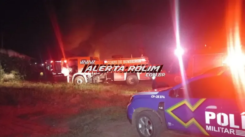 Foto 2 da matéria: Incêndio de grandes proporções atinge antiga Cibrazem, em Rolim de Moura