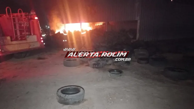 Foto 3 da matéria: Incêndio de grandes proporções atinge antiga Cibrazem, em Rolim de Moura