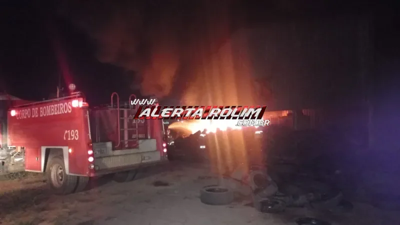 Foto 1 da matéria: Incêndio de grandes proporções atinge antiga Cibrazem, em Rolim de Moura