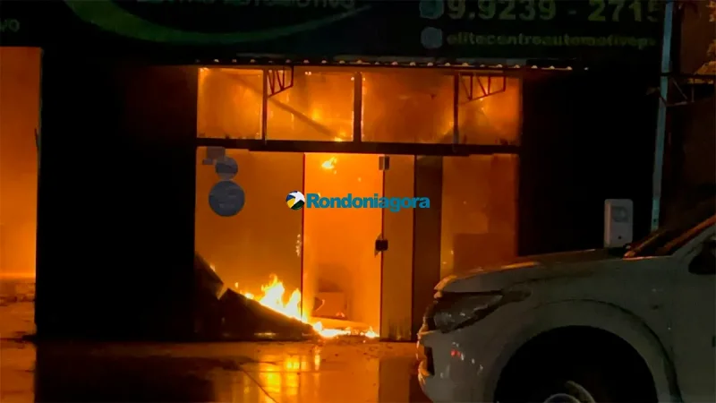 Incêndio de grandes proporções atinge oficina no centro de Porto Velho