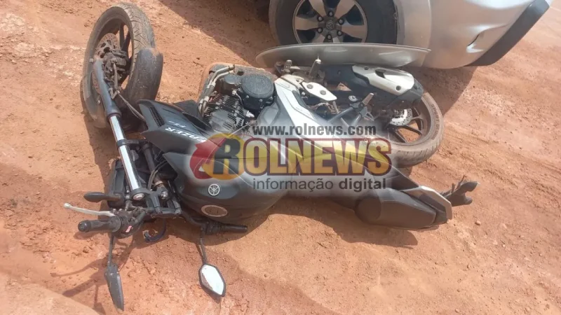Motociclista fica ferido após colisão com caminhonete em cruzamento no Centro de Rolim de Moura