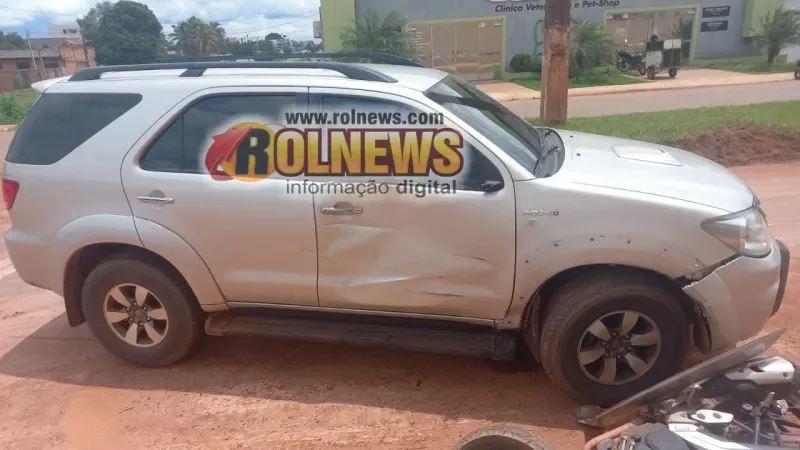 Foto 2 da matéria: Motociclista fica ferido após colisão com caminhonete em cruzamento no Centro de Rolim de Moura
