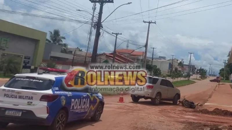 Foto 1 da matéria: Motociclista fica ferido após colisão com caminhonete em cruzamento no Centro de Rolim de Moura