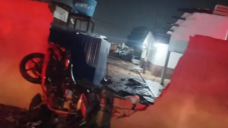 Foto 1 da matéria: Motociclista morre após atingir muro em forte colisão no loteamento Assis Barroso, em Rolim de Moura