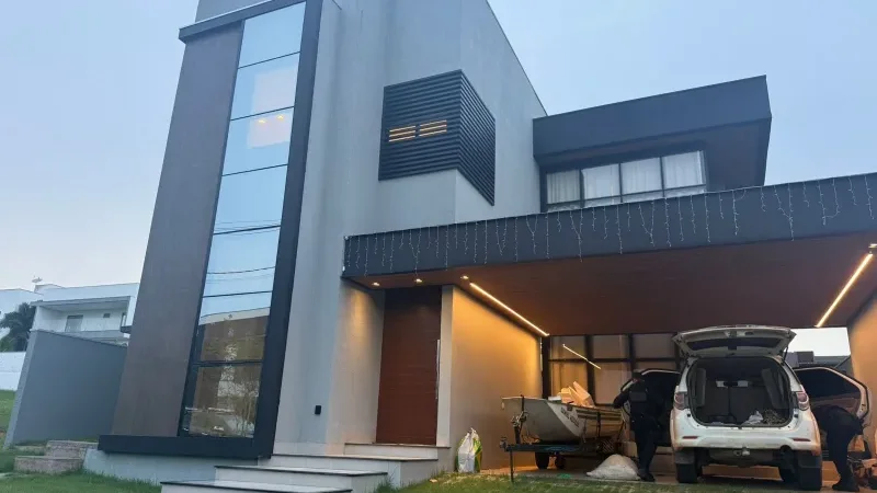 Foto 1 da matéria: Mustang, casa de luxo e aviões: PF desarticula grupo que usava aeronaves para tráfico interestadual de drogas