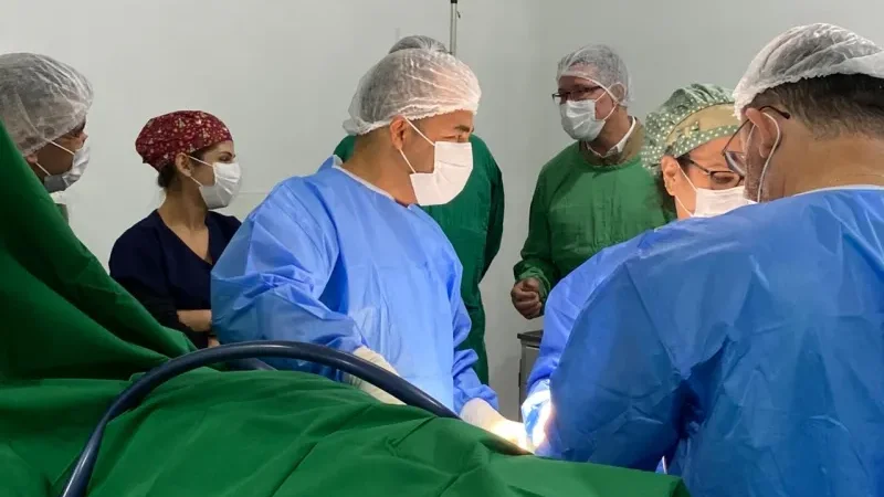 Foto 1 da matéria: Prefeito Aldo Júlio recepciona governador Marcos Rocha no lançamento das cirurgias ortopédicas em Rolim de Moura