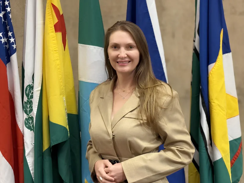 Parlamentar confirma recursos para estradas vicinais, saúde e apoio à APAE durante agenda no município.