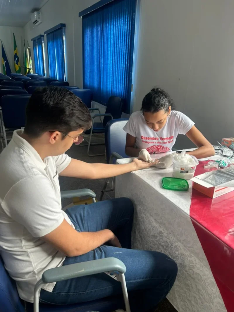 Secretaria Municipal de Saúde promove Ação Dezembro Vermelho na Superintendência Regional de Educação de Rolim de Moura