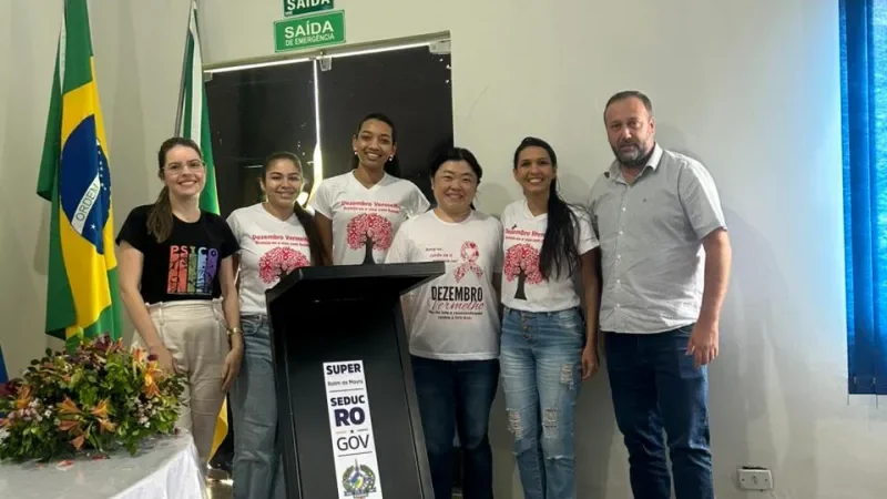 Foto 1 da matéria: Secretaria Municipal de Saúde promove Ação Dezembro Vermelho na Superintendência Regional de Educação de Rolim de Moura