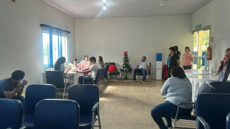 Foto 2 da matéria: Secretaria Municipal de Saúde promove Ação Dezembro Vermelho na Superintendência Regional de Educação de Rolim de Moura