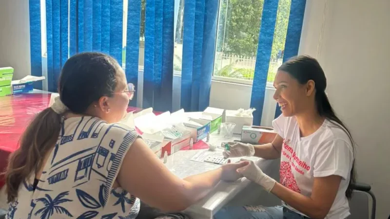 Foto 3 da matéria: Secretaria Municipal de Saúde promove Ação Dezembro Vermelho na Superintendência Regional de Educação de Rolim de Moura