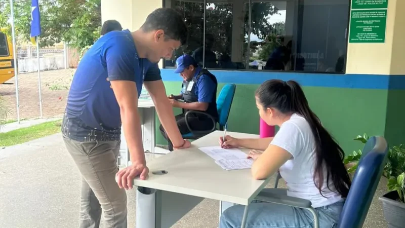 Foto 4 da matéria: Secretaria Municipal de Saúde promove Ação Dezembro Vermelho na Superintendência Regional de Educação de Rolim de Moura