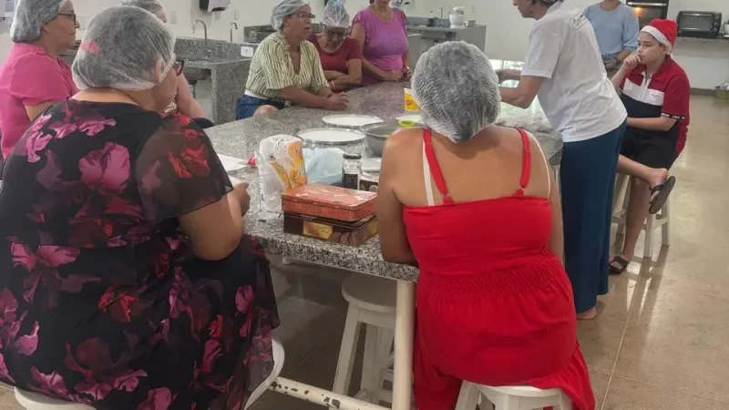 Foto 1 da matéria: Secretaria Municipal de Saúde promove terceira oficina natalina para geração de renda a pessoas acometidas pela hanseníase