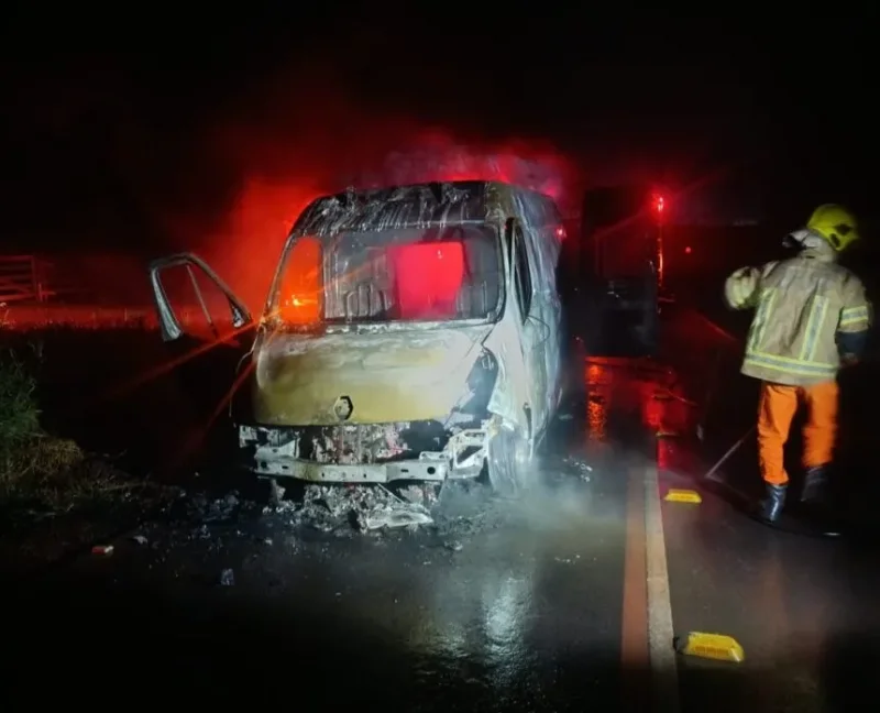 Transportando paciente, ambulância de Alta Floresta pega fogo na RO-479, em Rolim de Moura
