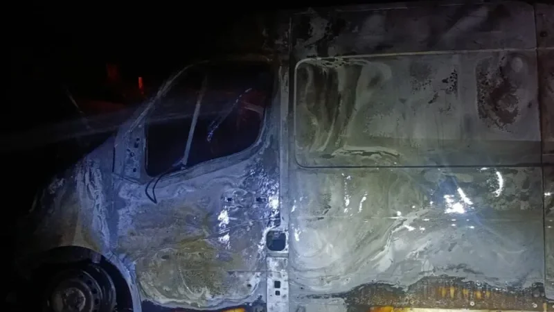 Foto 1 da matéria: Transportando paciente, ambulância de Alta Floresta pega fogo na RO-479, em Rolim de Moura