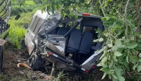 Van com alunos é atingida por caminhão após pane na BR-364 em Rondônia
