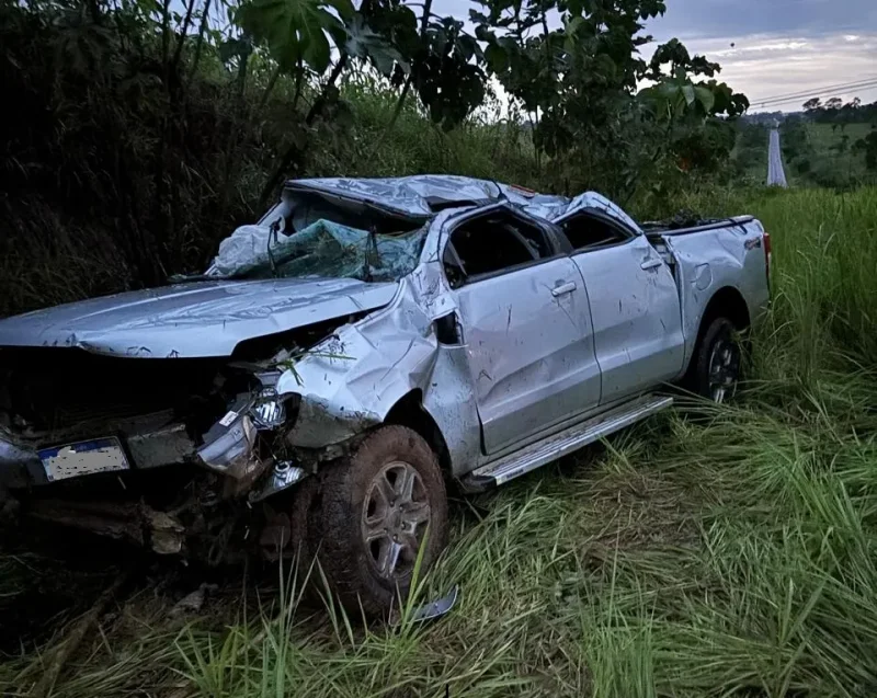 Veja vídeo: Idoso fica ferido em capotamento de caminhonete na BR-429, próximo à 5ª Linha em Presidente Médici