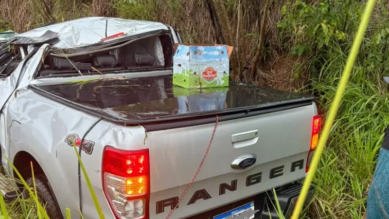 Foto 1 da matéria: Veja vídeo: Idoso fica ferido em capotamento de caminhonete na BR-429, próximo à 5ª Linha em Presidente Médici
