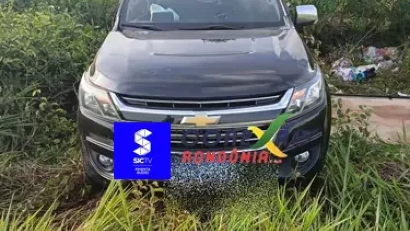 Foto 1 da matéria: Violenta colisão na RO-387 deixa duas mulheres feridas e caminhonete arremessada para fora da pista