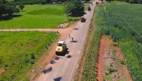 Manutenção asfáltica é executada pelo governo de RO na Rodovia-490, em Alto...