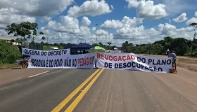 Manifestação: Produtores rurais interditam a BR-364 no trevo de acesso ao...