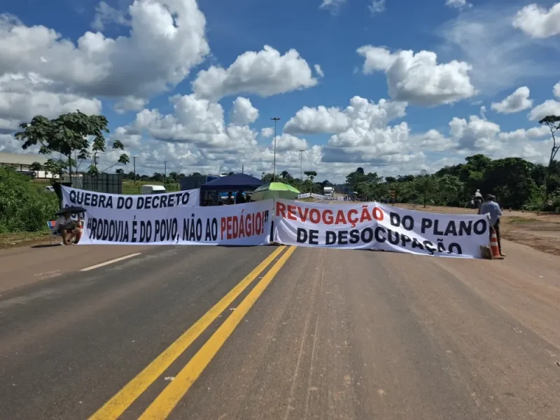 Manifestação: Produtores rurais interditam a BR-364 no trevo de acesso ao município de Cujubim