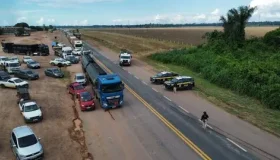 BR-364 é novamente fechada na entrada de Cujubim; PRF diz que não há...